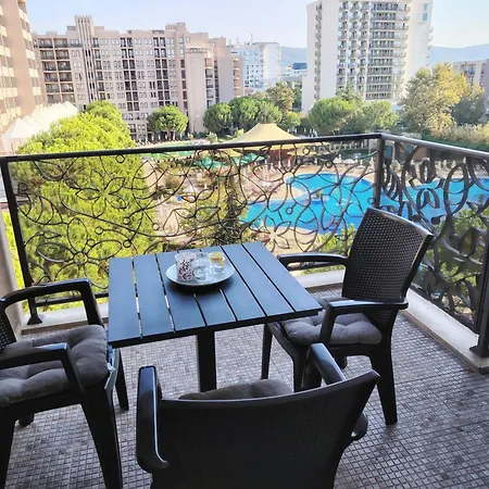 In Royal 5 Pool View