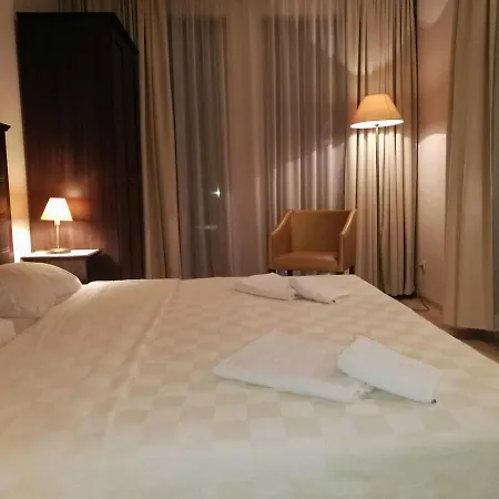 In Royal 5 Pool View *