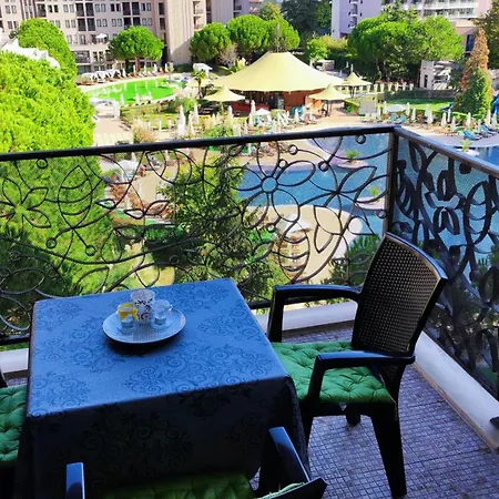 In Royal 5 Pool View Apartment